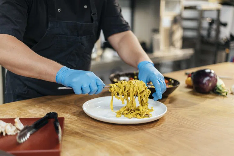 ¿Cómo manejar la comida del personal en tu restaurante?